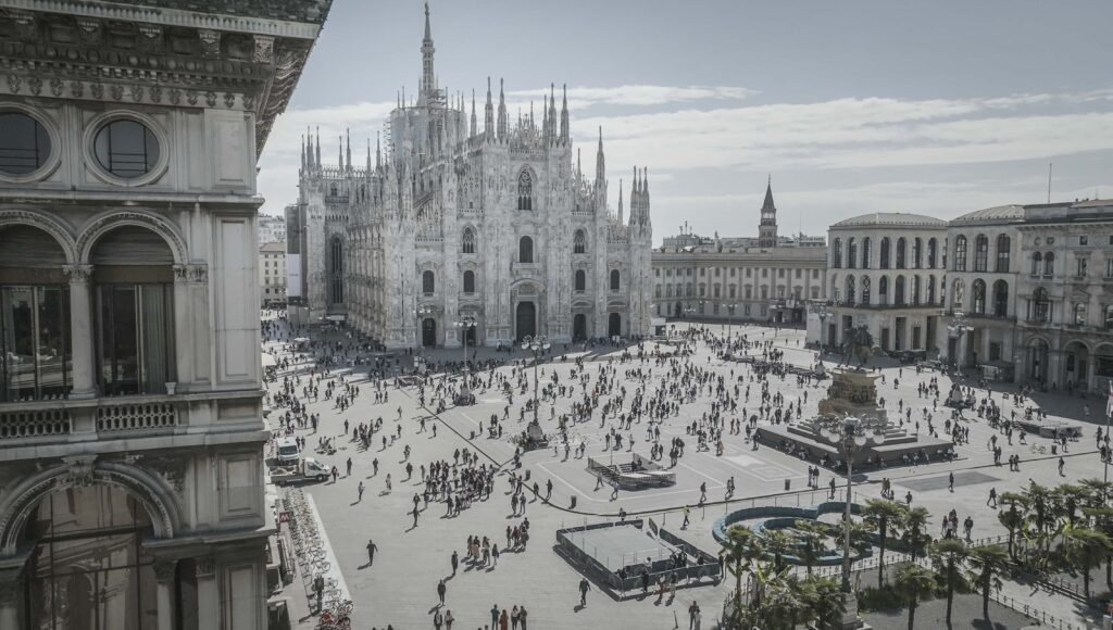 Drone in Piazza Duomo a Milano per Divani&Divani by Natuzzi. Riprese foto e video aeree con droni. Roberto Nangeroni, fotografo e videomaker per architettura e pubblicità. Servizi di foto e video con drone in Ticino e ovunque nel Mondo. Fotografo architettura Locarno, Lugano, Mendrisio, Sankt Moritz