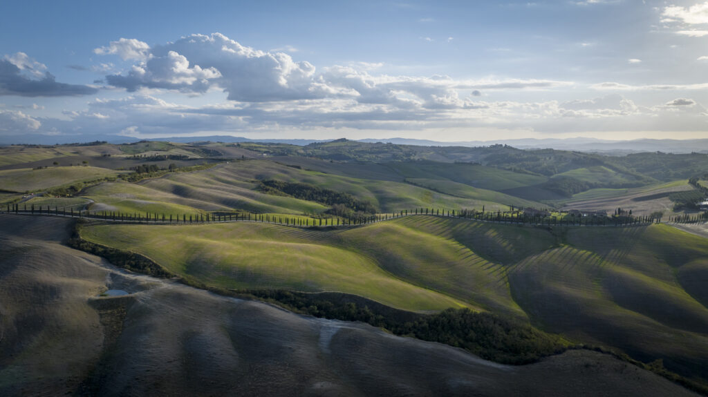 riprese video a drone in Toscana, Tuscany, Italia, Montalcino. Riprese video e foto con droni professionali in Ticino, Varese, Milano ed ovunque nel Mondo. Pilota professionista con licenze EASA Specific A1 A2 A3 Drone showreel 2024