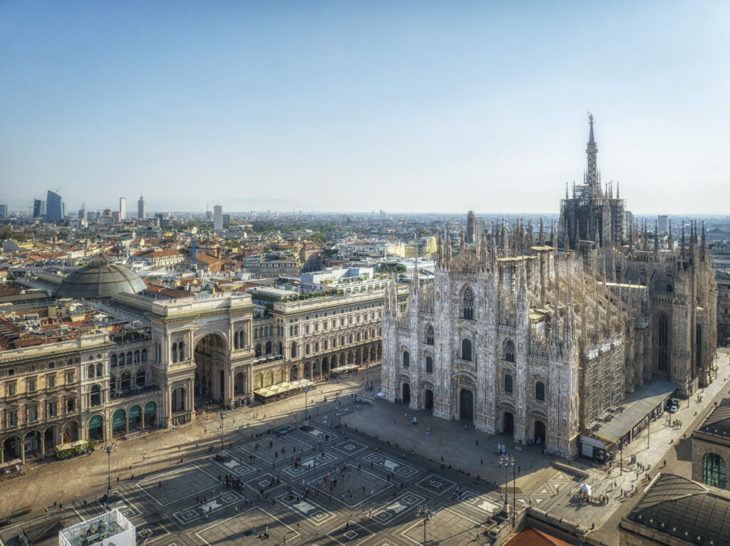 Duomo Milano, fotografia aerea con droni e piloti certificati EASA. Servizi drone in Italia, Svizzera, Europa. Foto e video con droni professionali. Richiesta di permessi.

Drone showreel 2024